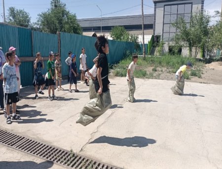 «Әлемнің жарығы балалар» атты командалық жарыс.